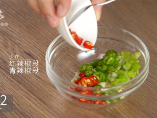 6、适合上班族的快手凉菜，蒜泥肥牛吃的巨过瘾,加入青红辣椒段