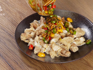 14、适合上班族的快手凉菜，蒜泥肥牛吃的巨过瘾,拌汁浇在肥牛上