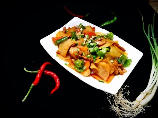 1、闷汁土豆片,好吃又下饭的闷汁土豆片,搭配青椒和胡萝卜片,漂亮的颜色一定会让你的家人胃口大开的,赶紧学习吧