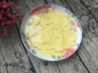 3、闷汁土豆片,土豆去皮,切成薄片,洗去淀粉,清水泡两三分钟