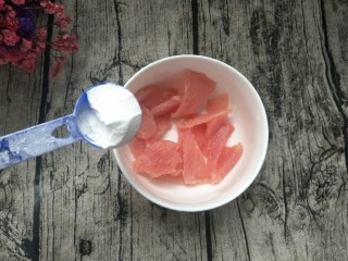 5、闷汁土豆片,瘦肉切成薄片,加一勺生粉