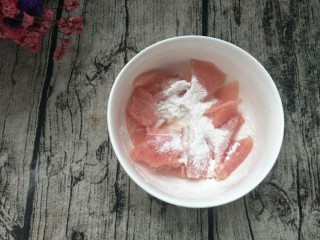 6、闷汁土豆片,再加一勺料酒