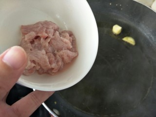 9、闷汁土豆片,加入肉片炒香
