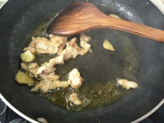 10、闷汁土豆片,翻炒一两分钟左右加入醋和生抽