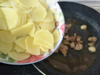 12、闷汁土豆片,加入土豆片