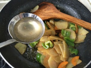 16、闷汁土豆片,加入一汤勺高汤,盖上锅盖焖3~4分钟即可。