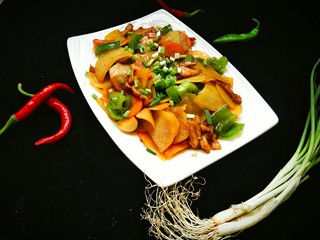 17、闷汁土豆片,出锅之后,撒上葱花即可。