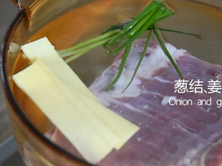 2、苏州樱桃肉，酥烂入味，色香味俱佳！,放入葱结、姜片