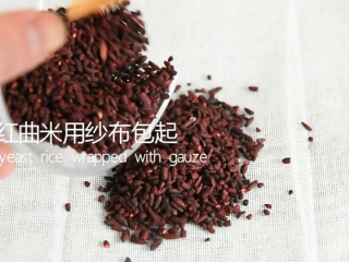 6、苏州樱桃肉，酥烂入味，色香味俱佳！,红曲米用纱布包起