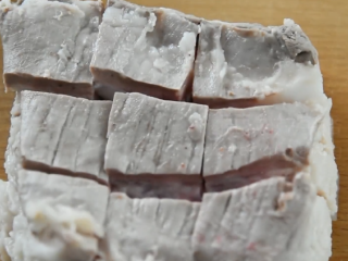 8、苏州樱桃肉，酥烂入味，色香味俱佳！,翻面切出井字格