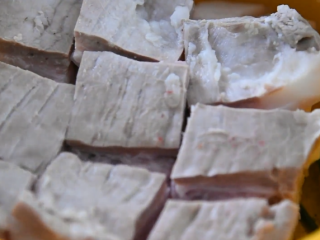 10、苏州樱桃肉，酥烂入味，色香味俱佳！,肉皮部分朝下放