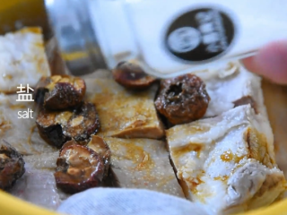 12、苏州樱桃肉，酥烂入味，色香味俱佳！,倒入生抽、料酒、盐