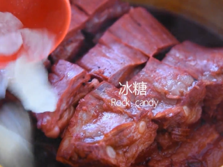 14、苏州樱桃肉，酥烂入味，色香味俱佳！,取出葱结、红曲米，倒入冰糖关盖收汁