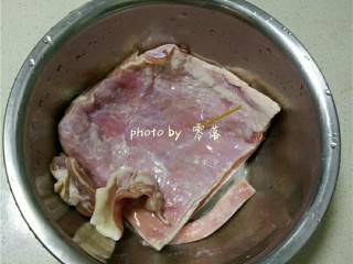 2、黑椒烤羊排,羊排用牙签扎孔，这样腌制羊排的时候更容易入味；