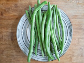 1、干煸芸豆,芸豆（有的地方也叫无丝四季豆）洗净掐去头尾。