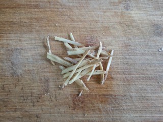 4、干煸芸豆,姜切丝。