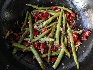 14、干煸芸豆,大火翻炒均匀即可。