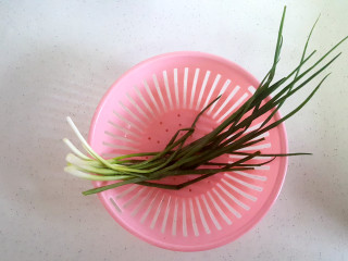 1、三十年后重温经典==》》鸳鸯蛋,准备葱数根。