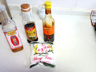 3、三十年后重温经典==》》鸳鸯蛋,准备常用调料。