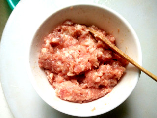 4、三十年后重温经典==》》鸳鸯蛋,猪肉糜放入料酒，盐，生粉，搅拌均匀。