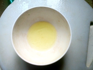 5、三十年后重温经典==》》鸳鸯蛋,取一枚鸡蛋蛋清。