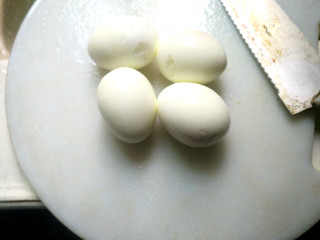 6、三十年后重温经典==》》鸳鸯蛋,把鸡蛋煮熟，剥壳。