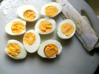 7、三十年后重温经典==》》鸳鸯蛋,把每个鸡蛋一切二。