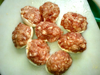 8、三十年后重温经典==》》鸳鸯蛋,然后，把蛋清均匀涂在切面上。