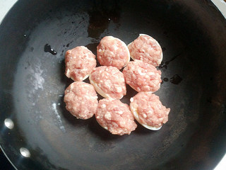 9、三十年后重温经典==》》鸳鸯蛋,把肉糜捏在鸡蛋的切面上，成为一个整体。放入锅中。