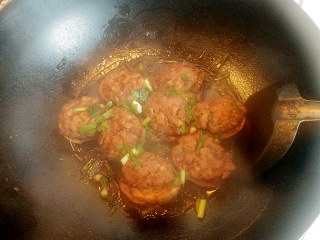 11、三十年后重温经典==》》鸳鸯蛋,期间，把每个蛋轻轻地翻面。然后，放入适量糖。