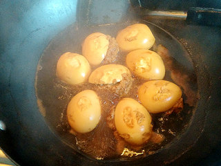 10、三十年后重温经典==》》鸳鸯蛋,放入老抽酱油，水。先用大火煮，待沸腾之后，改用小火。