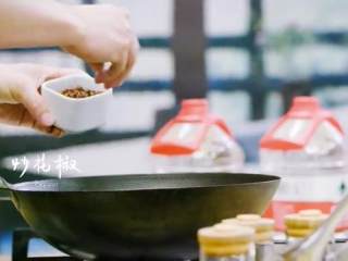 5、川式水煮牛肉,热锅放油，放入花椒翻炒