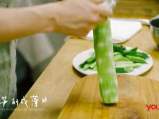 12、川式水煮牛肉,青蒜切段，青笋削成薄片