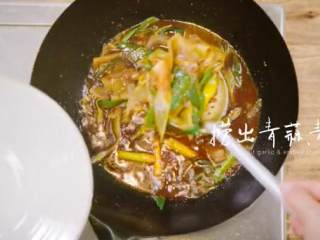 14、川式水煮牛肉,捞出