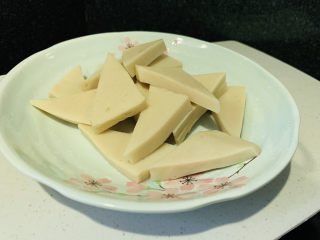 2、干锅千叶豆腐,切三角形