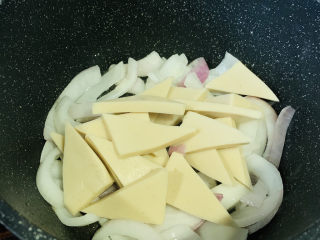8、干锅千叶豆腐,加入千叶豆腐