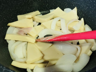 9、干锅千叶豆腐,翻炒