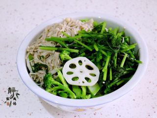 10、麻辣香锅,所有的蔬菜焯水后要充分沥水。