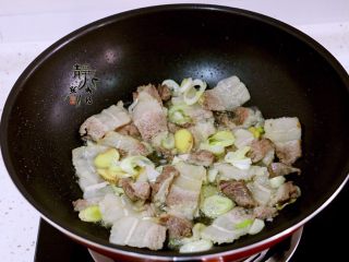 13、麻辣香锅,放葱姜蒜炒出香味。