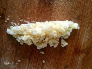 2、酱料汁香煎豆腐,生姜、大蒜切成末