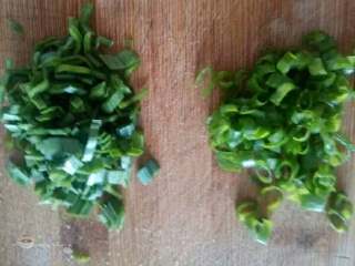 3、酱料汁香煎豆腐,蒜苗叶子和小葱叶子切碎