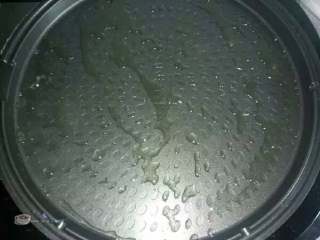 5、酱料汁香煎豆腐,电饼铛预热，刷上一层油