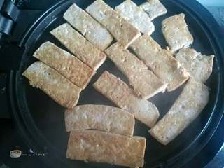 7、酱料汁香煎豆腐,下面煎黄后翻一面再煎一分钟