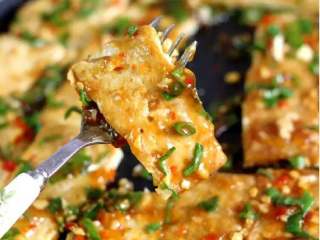 9、酱料汁香煎豆腐,撒上葱花，非常简单美味的豆腐做好了，没有电饼铛的话用平底锅也可以。