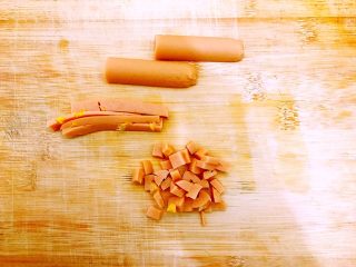 2、芝士火腿鸡蛋汤泡饭,火腿肠如图所示,先对半切开,再切成条状,再切碎!