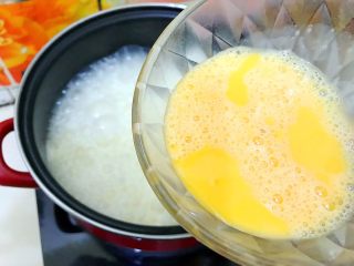 11、芝士火腿鸡蛋汤泡饭,倒入鸡蛋液!