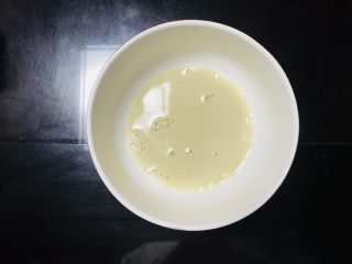 2、可可坚果全麦面包,20g温水,调匀干酵母