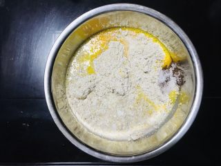 3、可可坚果全麦面包,全麦面粉、可可粉、细砂糖、鸭蛋液、纯牛奶、盐(除黄油以外的面团食材)倒入盆内,揉成面团