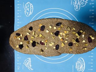 9、可可坚果全麦面包,铺上杏仁碎、核桃仁碎、蔓越莓干