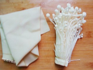 1、豆皮卷金针菇,准备食材